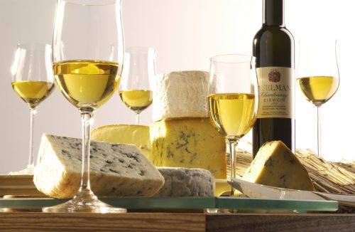 Mariella Jousten ist klar: "Zu 98 Prozent der Käsesorten passt besser Weißwein." Foto: DWI