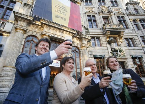 Ein Prost auf das belgische Bier: Die Freude bei den Antragstellern unter der Federführung von DG-Ministerin Isabelle Weykmans (rechts) war am Mittwoch in Brüssel groß. Foto: reporters/belga