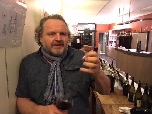 Bernd Visé weiß viel über Wein und lässt seine Gäste an seinem Wissen teilhaben. Foto: Heinz Gensterblum
