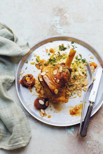  Knoblauch gibt Gerichten ordentlich Aroma - wie dieser Lammhaxe mit Aprikosen. Foto: Clare Winfield/ars vivendi Verlag