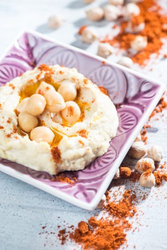 In der orientalischen Küche spielen Hülsenfrüchte wie Kichererbsen eine wichtige Rolle: Aus ihnen wird cremiger Hummus. Foto: Franziska Gabbert/dpa-tmn