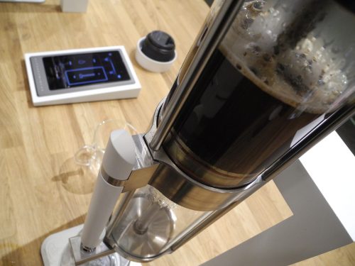 Ein von Thomas Perez entworfener Brühautomat kocht im "Extraction Lab" einen Kaffee.