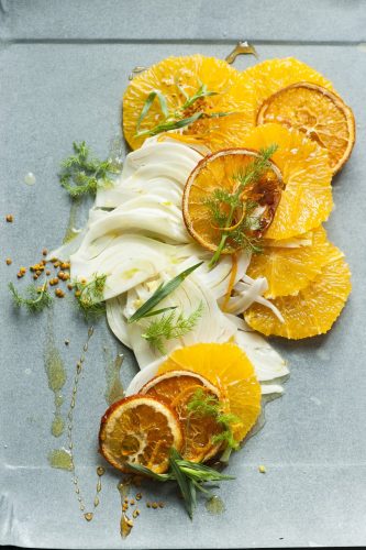Fenchel harmoniert perfekt mit dem frisch-süßen Aroma der Orangen. Foto: Manuela Rüther/dpa-tmn