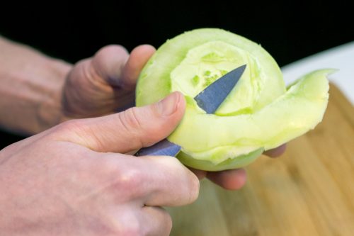 Mit einem Gemüsemesser mit kurzer Klinge den Kohlrabi wie einen Apfel schälen. Fotos: Karolin Krämer/dpa-tmn