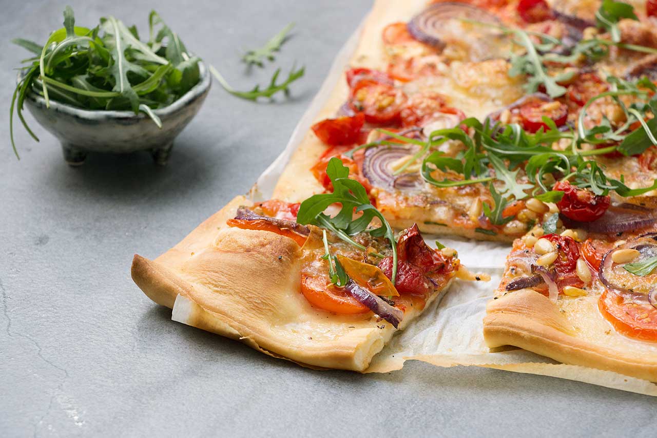 Pizza mit frischen Tomaten – Apéro