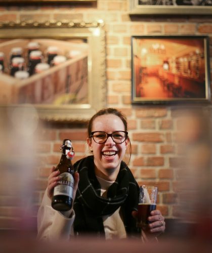 Die 32-jährige Anna Heller, Chefin der Brauerei "Heller", trinkt im eigenen Restaurant ein Altbier. Heller übernahm 2010 die familieneigene Brauerei und braut seit drei Jahren Bio-Altbier in Köln. Fotos: Ina Fassbender/dpa 