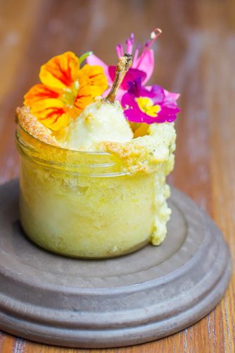 Ein Dessert, das schnell geht und Eindruck macht: Edler Kokos-Milchreis mit Mango. Foto: Robin Pietsch