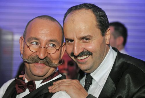 Johann Lafer (links) und Horst Lichter gehören zu den bekanntesten deutschen TV-Köchen. Foto: Bernd Thissen/dpa+