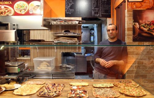 Der Pizzabäcker Karim S. steht in seinem Laden in Rom (Italien). Das Pizza-Geschäft wird immer internationaler. In vielen Städten haben ausländische Pizzabäcker die einheimischen «Pizzaioli» abgelöst. Fotos: dpa