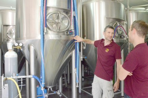 Elmar Schlabertz und Colin Kraft in der Hombourger Brauerei Grain d'Orge, wo nach dem Damian- auch das Vennbier gebraut wird. Foto: GE-Archiv