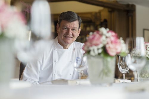 Harald Wohlfahrt zieht sich als Küchenchef aus dem Drei-Sterne-Restaurant "Schwarzwaldstube"zurück. Fotos: dpa