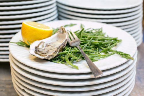 Obwohl sich Austern auch überbacken, blanchieren oder gehackt verarbeiten lassen, essen viele sie gern roh - vielleicht mit einem Spritzer Zitrone. Fotos: Karolin Krämer/dpa-tmn