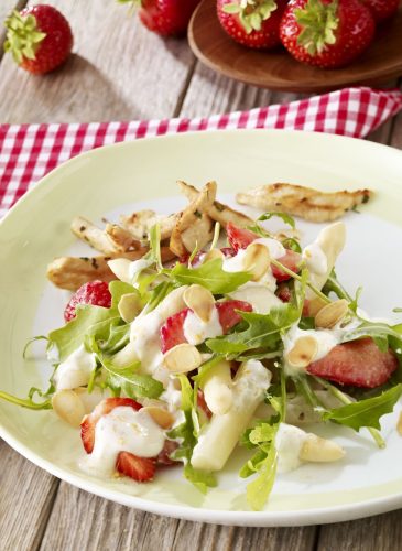 Es muss nicht immer süß sein: Erdbeeren geben auch einem sommerlichen Salat das gewisse Etwas. Foto: Dr. Oetker Versuchsküche