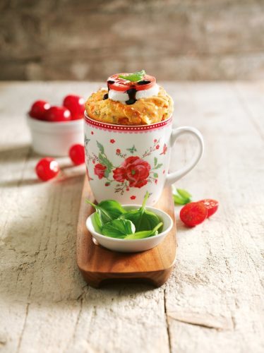 Passt einfach immer: Ein herzhafter Mug Cake mit Tomate, Mozzarella und Basilikum. Foto: Naumann und Göbel Verlag
