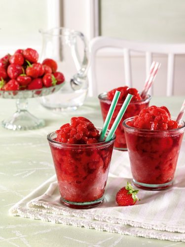 Erdbeeren, etwas Gelierzucker, Sekt und Zitronensaft: Mit diesen vier Zutaten gelingt eine leckere Granita. Foto: Dr. Oetker Versuchsküche