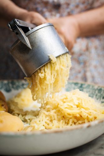 Kartoffeln kochen und durch die Presse jagen: Das ist die Basis jedes Gnocchi-Teigs. Foto: Eising Studio Food Photo & Video/AT Verlag