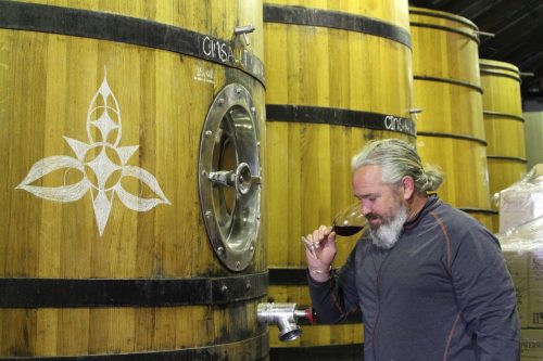 Winzer Adi Badenhorst probiert auf seinem Weingut zwischen den Orten Paarl und Wellington ein Glas Grenache von der diesjährigen Ernte. Foto: Kristin Palitza