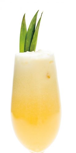 "Ananas-Colada": Kokosmilch, Sahne und Ananassaft mixen, dann den Drink kräftig schütteln. Foto: Robin Fridholm/Ullmann Medien