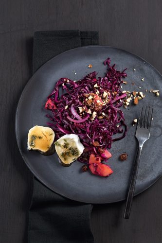 Rotkohl kennen die meisten gekocht - etwa zu Gans und Klößen. Man kann aber auch einen leckeren Salat daraus zaubern. Der passt zum Beispiel gut zu Ziegenkäse. Foto: Rogge & Jankovic Fotografen/KOSMOS Verlag