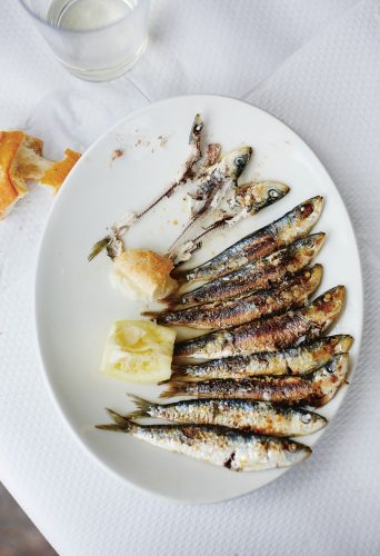 Natürlich spielt auch Fisch eine große Rolle bei baskischen Gerichten: Schließlich ist das Meer nicht weit. Foto: Laura Edwards/Hölker Verlag