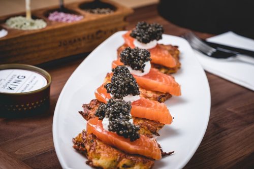 Lecker schmeckt Kaviar auch zu Kartoffelpuffern mit Baliklachs und Prunier Kaviar. Foto: Johannes King/Söl'ring Hof