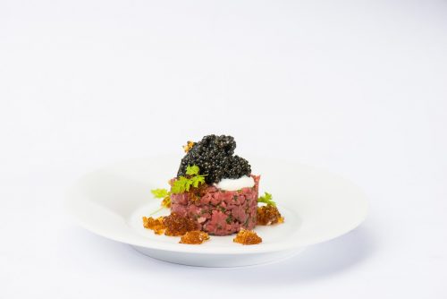 Kaviar kann man sehr gut pur essen - oder man kombiniert ihn zum Beispiel mit einem Tatar. Foto: Phil M. Sedlacek/Caviar House & Prunier