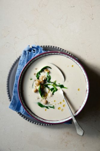  Aus Kichererbsen kann man eine schmackhafte Suppe zubereiten: Als Topping gibt man Spinat und ganze Kichererbsen dazu. Foto: Daniel Lailah/AT Verlag