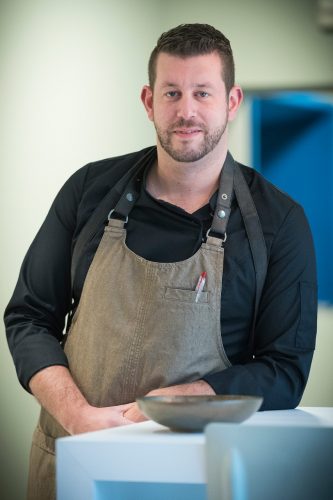 Alexander Braun wird am Sonntag mit den Gewinnern drei Gänge kochen. Foto: David Hagemann