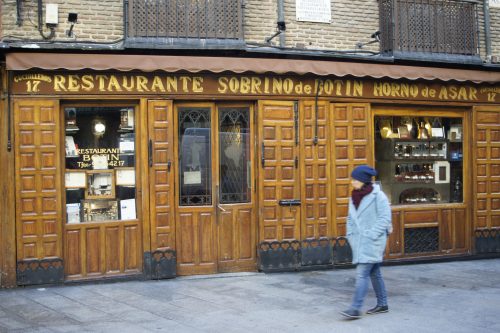 Das Restaurant Sobrino de Botín in der Calle de los Cuchilleros im Zentrum von Madrid. Das Lokal wurde 1725 eröffnet und steht seit 1987 im Guinness-Buch der Rekorde als "ältestes Restaurant der Welt". Fotos: Carola Frentzen/dpa