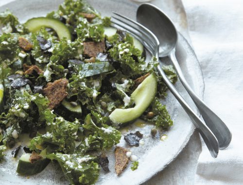 Ceasar Salad mal anders: Jenna Zoe schlägt eine Version mit Grünkohl vor. Foto: Clare Winfield/Südwest Verlag