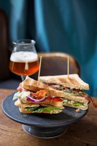 Das Club-Sandwich geht auch als Hauptmahlzeit durch:  Bratenscheiben werden dabei zwischen den Toast geklemmt. Foto: Daniela Haug/Brandstätter Verlag/dpa-tmn - Honorarfrei nur für Bezieher des dpa-Themendienstes +++ dpa-Themendienst +++