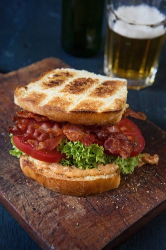 Bacon, Salat (Lettuce) und Tomaten machen das BLT-Sandwich aus: Ein Klassiker der amerikanischen Küche. 