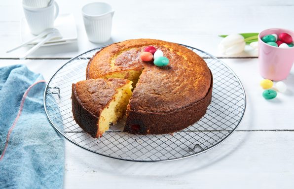 Haselnuss-Ricotta-Kuchen mit Zuckereiern