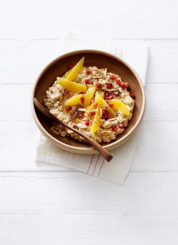 Wärmt nicht nur den Bauch: Porridge mit Lebkuchen, Mandeln und Orange hebt bei Liebhabern adventlicher Düfte auch die Stimmung. Foto: Coco Lang/ZS Verlag/dpa-tmn