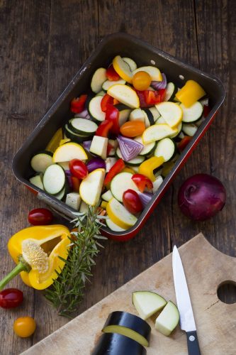 Vitamine und Geschmack: Ofengemüse lässt sich gut vorbereiten. Besonders lecker ist es mit Kartoffeln und Kräutercreme. Foto: Larissa Veronesi/Westend61/dpa-tmn