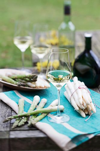 Der Klassiker: Weißwein ist die beliebteste Getränkebegleitung zum Spargel. Zu viel Säure darf er aber nicht haben. Fotos: Deutsches Weininstitut DWI/dpa-tmn