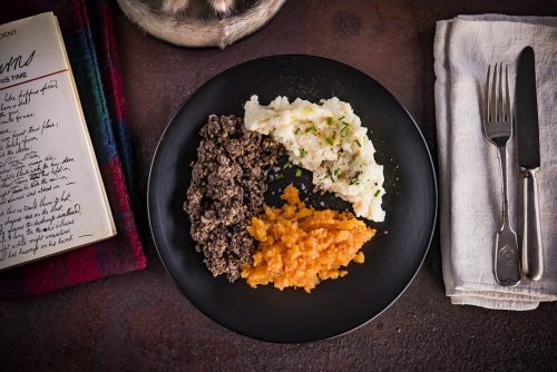 So wird Haggis traditionell serviert: Neben dem herzhaften Pudding aus Fleisch kommen Steckrüben (Neeps) und Kartoffeln (Tatties) auf den Teller. Foto: Luigi di Pasquale/Visit Scotland/dpa-tmn
