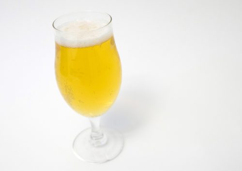 Ein leckeres Bier genießen und dennoch nüchtern bleiben - das geht: Jedes zweite alkoholfreie Bier schneidet im Test «gut» ab. Foto: Florian Schuh/dpa-tmn