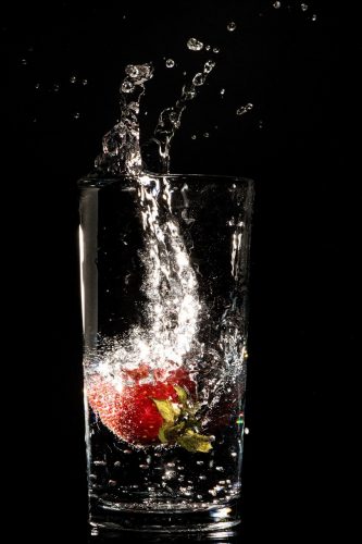 Frische und ungespritzte Früchte sind am besten geeignet um Wasser zu aromatisieren. Foto: Franziska Gabbert/dpa-tmn