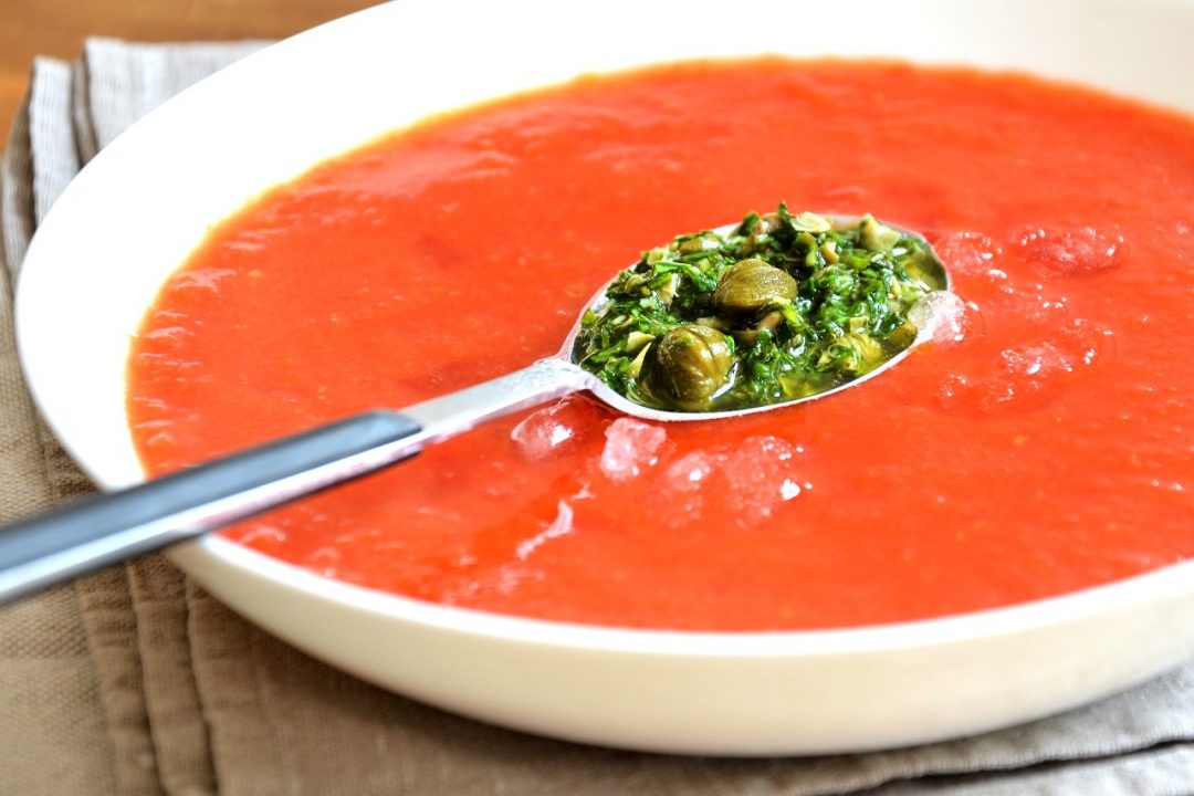 Rezeptidee: Geeiste Tomaten-Paprika-Suppe mit Salsa Verde – Apéro