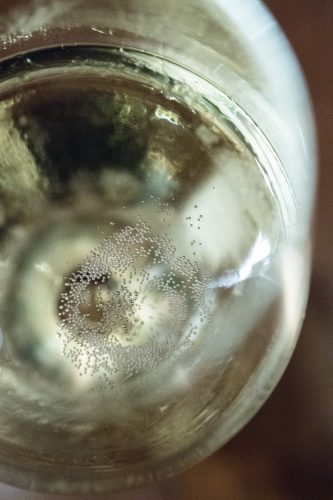 Eine feine Perlage - also möglichst kleine Perlen im Glas - zeichnen einen guten Schaumwein aus. Foto: Andrea Warnecke/dpa-tmn