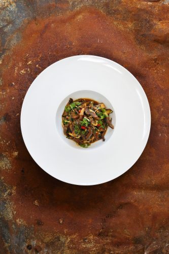 Das asiatische Pilzgröstel kommt ohne Beilagen aus und ist deshalb auch für Fans der Low-Carb-Küche gut geeignet. Foto: Peter Raider/BLV Buchverlag/dpa-tmn