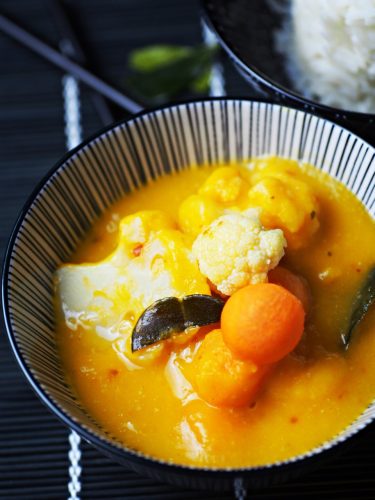 Blumenkohl passt gut als Zutat ins feurige Curry. Foto: Doreen Hassek/dpa-tmn
