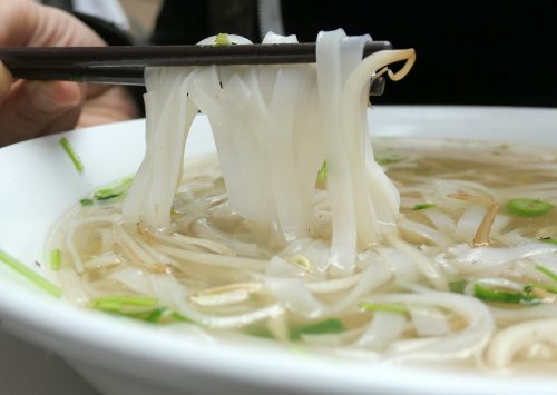 Reisnudeln schmecken neutral und kommen deshalb vor allem in würzigen Suppen zum Einsatz. Foto: Andrea Warnecke/dpa-tmn