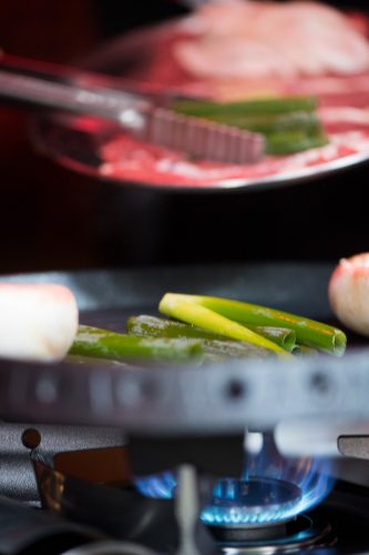 Auf den Grill kommt nicht nur Fleisch, auch Gemüse wird mitgebrutzelt. So vermischen sich die Aromen. Foto: Franziska Gabbert/dpa-tmn
