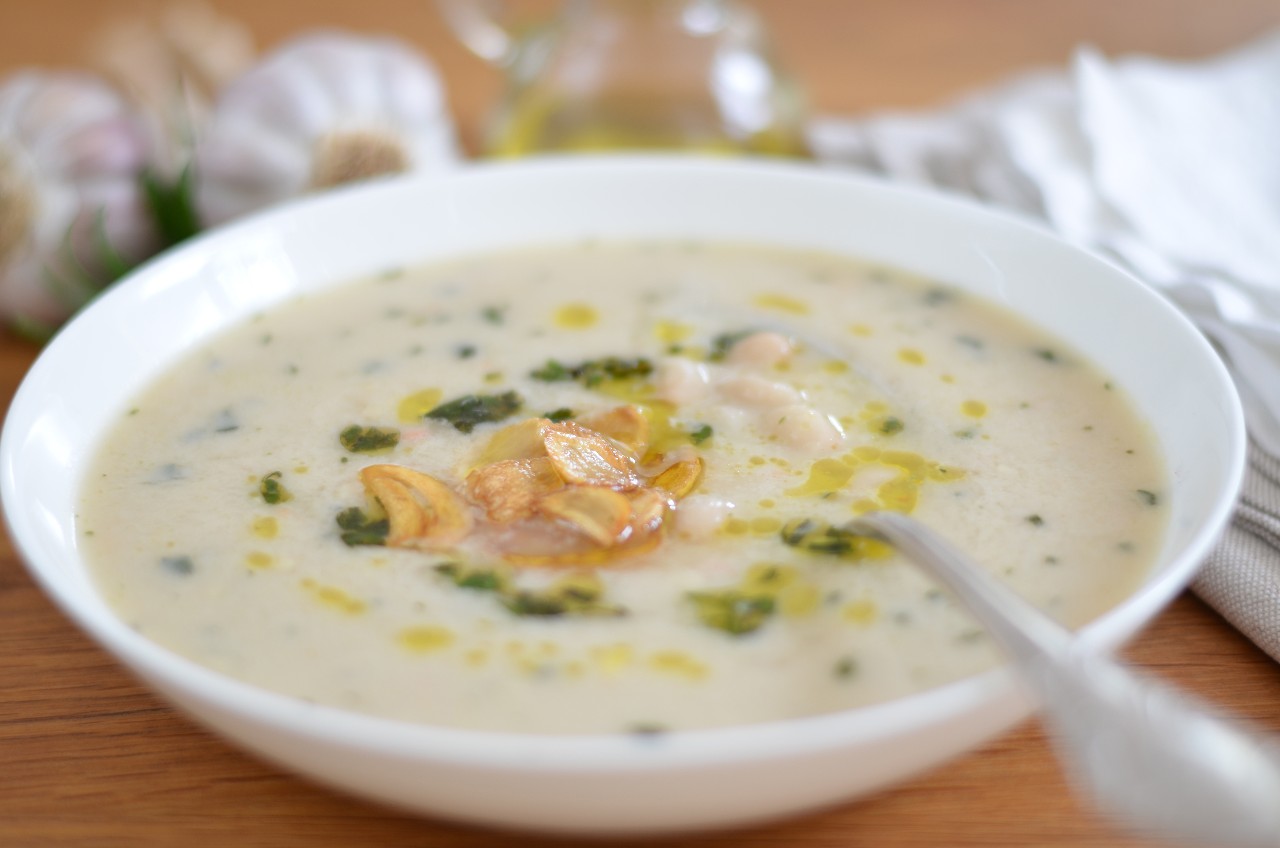 Rezeptidee: Weiße-Bohnen-Suppe mit geröstetem Knoblauch und Kräuter-Öl ...