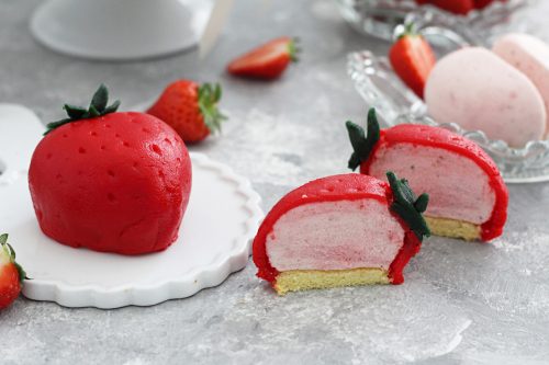 Rezeptidee: Biskuittörtchen mit Erdbeer-Sahne-Füllung und Marzipanhaube ...