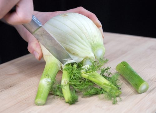 Weg mit dem Strunk: Fenchel richtig schneiden (mit Video) – Apéro