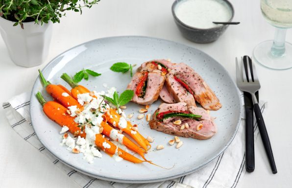 Gefülltes Filet mignon mit Honig-Thymian-Karotten und Kräutersauce